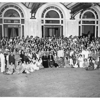 [Maria Montessori circondata dai partecipanti al Congresso Internazionale Montessori sul tema <em>La formazione dell’uomo nella ricostruzione mondiale</em>, San Remo 22-29 agosto 1949. Alla sua sinistra la marchesa Maria Maraini Guerrieri Gonzaga, amica e sostenitrice del lavoro di Montessori, e a seguire Maria de Unterrichter Jervolino, presidente dell’ONM] – Archivio ONM.$$$501