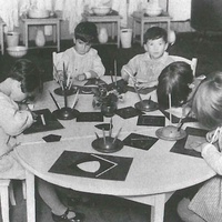 Psicogeometria In a Children's House in Berlin, children are drawing geometric figures together. Photo taken in 1927 - T. Müller, R. Schneider, <em>Lehrmaterialien 1913-1935. Möbel und Architektur. Techning Meterials 1913-1935. Furniture and Architecture</em>, München, Prestel Verlag, 2002, p.100$$$466