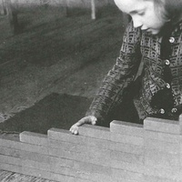 Scuola Montessori, Berlino Little girl with the rods, first Montessori class in Berlin-Tegel, 1947 - T. Müller, R. Schneider, <em>Lehrmaterialien 1913-1935. Möbel und Architektur. Techning Meterials 1913-1935. Furniture and Architecture</em>, München, Prestel Verlag, 2002, p.91$$$451