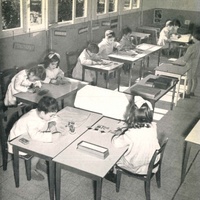 Scuola Montessori, Roma Una classe al lavoro (Scuola Montessori, Villa Paganini, Roma) [fine anni Quaranta - M. Montessori, <i>La scoperta del bambino</i>, Milano, Garzanti, 1950.$$$126