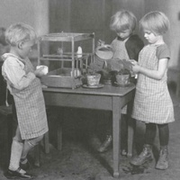 Cura delle piante e degli animali Children looking after their pet birds and pot plants. Children's House, Berlin-Lankwitz, 1919-22 - T. Müller, R. Schneider, <em>Lehrmaterialien 1913-1935. Möbel und Architektur. Techning Meterials 1913-1935. Furniture and Architecture</em>, München, Prestel Verlag, 2002, p.85$$$434