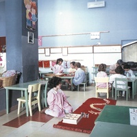 [Ognuno sceglie l’attività di cui occuparsi singolarmente o in piccolo gruppo, Casa dei Bambini di Viale Spartaco (quartiere Tuscolano), anni Ottanta, Roma] - Archivio ONM.$$$510