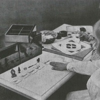 Casa dei bambini, Berlino Activity-based reading by matching the word to the object. On the right, a child practises painting. Photograph taken in a Berlin Children's House around 1927 - T. Müller, R. Schneider, <em>Lehrmaterialien 1913-1935. Möbel und Architektur. Techning Meterials 1913-1935. Furniture and Architecture</em>, München, Prestel Verlag, 2002, p.104$$$473
