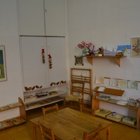 [Angolo preparato per le attività grafico-pittoriche, con materiali per lo sviluppo della creatività e dell’espressione di sé, Micronido Montessori gestito dall’ONM in Convenzione con Roma Capitale, via Nomentana 56, primo decennio del Duemila] - Archivio ONM.$$$525