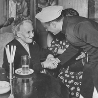 [Maria Montessori saluta uno dei partecipanti al Congresso Internazionale Montessori sul tema <em>La formazione dell’uomo nella ricostruzione mondiale</em>, San Remo 22-29 agosto 1949] - Archivio ONM.$$$500