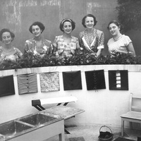 [Allieve di Maria Montessori: da sinistra la prima è Gianna Gobbi, la terza è Maria Teresa Marchetti, la quarta Maria Antonietta Paolini, Congresso Internazionale Montessori sul tema <em>La formazione dell’uomo nella ricostruzione mondiale</em>, San Remo 22-29 agosto 1949] – Archivio ONM.$$$504