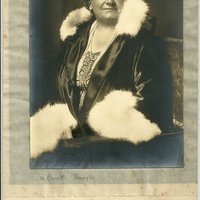 [Fotografia di Maria Montessori con dedica a Giuliana Sorge, sua allieva dal 1924 e poi fidata collaboratrice in molte iniziative come la direzione della Regia Scuola di Metodo Montessori, istituita a Roma nel 1928. Nella dedica si legge: “Sole, no: perché Sorge e non tramonta. La fotografia fu scattata dall’inglese Eva Barrett nel 1931 a Roma] - F. Sorge, Giuliana Sorge: una vita con Maria Montessori. Memorie di famiglia, in “Vita dell’infanzia”, a. LXX, n. 5-6/7-8, maggio-giugno/luglio-agosto 2021, p. 37.$$$530