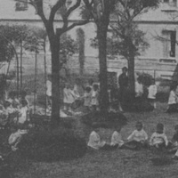 Il cortile-giardino di una delle prime Case dei Bambini a San Lorenzo. La foto risale agli anni Dieci - "Il Quaderno Montessori", a.XXIV, n. 93, primavera 2007, p.42. $$$498
