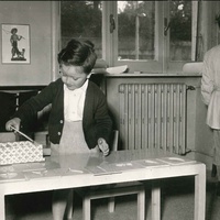 Scuola Montessori, Ugo Bartolomei Roma Lo studio della biologia con gli incastri rappresentanti le varie forme delle foglie (Scuola elementare “U. Bartolomei”, Roma) - “Vita dell’infanzia, a.I, n. 5-6-7, maggio-giugno-luglio 1952, p. 15.$$$485