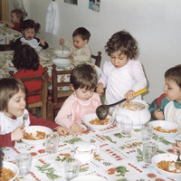 [Il momento del pranzo: cura degli altri e convivialità, Micronido Montessori gestito dall’ONM in Convenzione con Roma Capitale, via Nomentana 56, primo decennio del Duemila] - Archivio ONM.$$$511