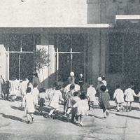 Gioiosa entrata dei bambini nella nuova scuola [Casa dei Bambini di Viale Spartaco (quartiere Tuscolano), 1957, Roma] – <em>Il cinquantenario della creazione della prima “Casa dei Bambini”</em>, in “Vita dell’infanzia”, a.VI, n.1, 31 gennaio 1957, p. 3.$$$538