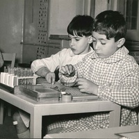 Scuola elementare Montessori “U. Bartolomei” [Roma]. La grande divisione - “Vita dell’infanzia, a.IV, n. 4, 30 aprile 1955, p. 14.$$$487