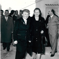 [Da sinistra: Flaminia Guidi, direttrice della Casa dei Bambini di Viale Spartaco e Maria Jervolino, Presidente dell’Opera Nazionale Montessori. Inaugurazione della Casa dei Bambini di Viale Spartaco (quartiere Tuscolano), 5 gennaio 1957, Roma] – Archivio ONM.$$$535