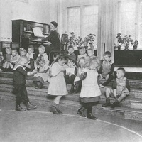 Casa dei bambini, Berlino Balance exercises with piano accompaniment. Children's House Berlin-Lankwitz, 1919-22 - T. Müller, R. Schneider, <em>Lehrmaterialien 1913-1935. Möbel und Architektur. Techning Meterials 1913-1935. Furniture and Architecture,</em> München, Prestel Verlag, 2002, p.86$$$439