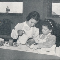 Si serve il rinfresco il giorno dell’inaugurazione della nuova “Casa dei Bambini” Casa dei Bambini di Viale Spartaco (quartiere Tuscolano), 5 gennaio 1957, Roma] – S. Valitutti, <em>La “Casa dei Bambini” e il Metodo Montessori</em>, in “Vita dell’infanzia”, a.VI, n.1, 31 gennaio 1957, p. 8.$$$539