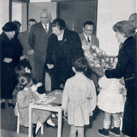 S. E. Maria Jervolino, Presidente dell’Opera Montessori, accompagnata dall’Ing. Boyer, V. Presidente del Servizio Sociale dell’INA-Casa, all’inaugurazione della “Casa dei Bambini” al quartiere Tuscolano di Roma [5 gennaio 1957] – “Vita dell’infanzia”, a.VI, n.1, 31 gennaio 1957, prima pagina di copertina.$$$536