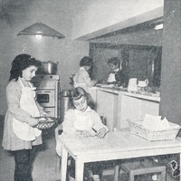 Preparazione del rinfresco all’inaugurazione della “Casa dei Bambini” al Tuscolano [5 gennaio 1957, Roma] – <em>Il cinquantenario della creazione della prima “Casa dei Bambini”</em>, in “Vita dell’infanzia”, a.VI, n.1, 31 gennaio 1957, p. 3.$$$537