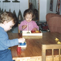 [Attività di infilare e sfilare: la costruzione della motricità fine, Micronido Montessori gestito dall’ONM in Convenzione con Roma Capitale, via Nomentana 56, primo decennio del Duemila] - Archivio ONM.$$$518