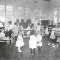 Musica Dancing to piano music in an American Children's House. Photo: McClure, New York, 1912 - T. Müller, R. Schneider, <em>Lehrmaterialien 1913-1935. Möbel und Architektur. Techning Meterials 1913-1935. Furniture and Architecture</em>, München, Prestel Verlag, 2002, p.86$$$440