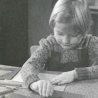 Psicogeometria Practising drawing using metal templates. Montessori nursery, Berlin-Tempelhof, 1950 - T. Müller, R. Schneider, <em>Lehrmaterialien 1913-1935. Möbel und Architektur. Techning Meterials 1913-1935. Furniture and Architecture,</em> München, Prestel Verlag, 2002, p.100$$$464