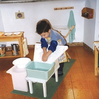 [Attività di vita pratica: mani concentrate al lavoro, Micronido Montessori gestito dall’ONM in Convenzione con Roma Capitale, via Nomentana 56, primo decennio del Duemila] - Archivio ONM.$$$513