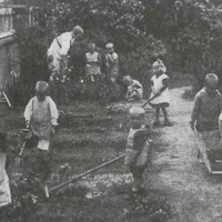 Cura delle piante Gardening in the city-run Children's House in Berlin-Lankwitz, 1919-22 - T. Müller, R. Schneider, <em>Lehrmaterialien 1913-1935. Möbel und Architektur. Techning Meterials 1913-1935. Furniture and Architecture</em>, München, Prestel Verlag, 2002, p.84$$$432