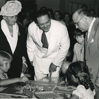 [Maria Montessori, Mario M. Montessori Sr. e l’on. Guido Gonella Ministro della Pubblica Istruzione, Congresso Internazionale Montessori sul tema <em>La formazione dell’uomo nella ricostruzione mondiale</em>, San Remo 22-29 agosto 1949] – Archivio ONM.$$$502